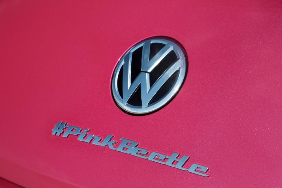 Логотип Volkswagen #PinkBeetle 2016 года  (фото 5 из 19)